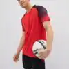 красная форма футбольной команды